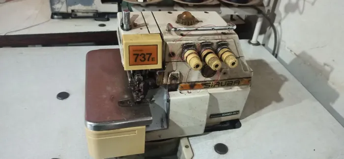 Máquina overloque não faz ponto cadea.