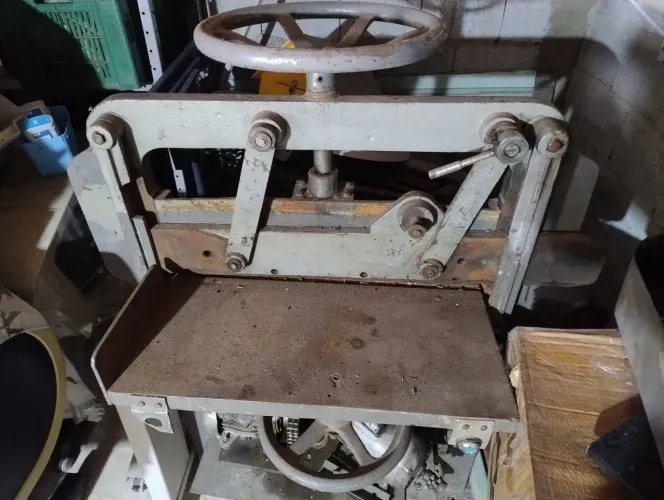 Guilhotina semi automática para reformar. Boca de 70cm
