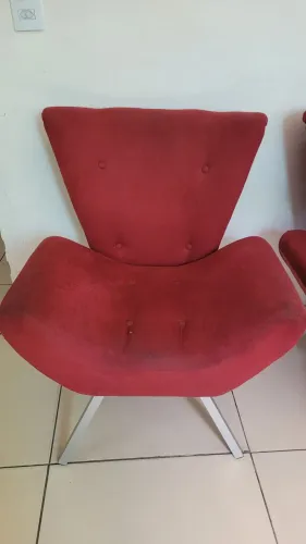 POLTRONA VERMELHA EM PERFEITO ESTADO