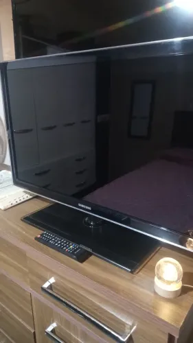 TV Samsung 32 polegadas não é smart após um tempo ligado a imagem fica branca