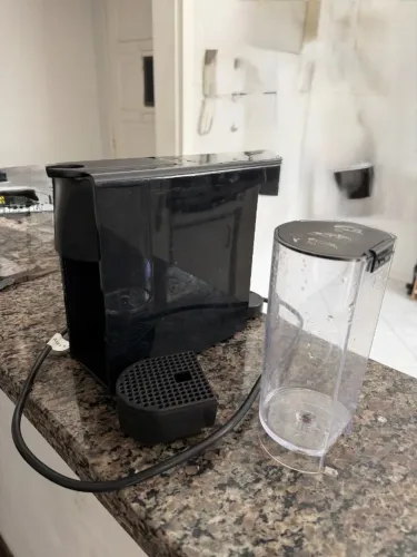 Cafeteira Nespresso Essenza Mini com a bomba dágua para arrumar