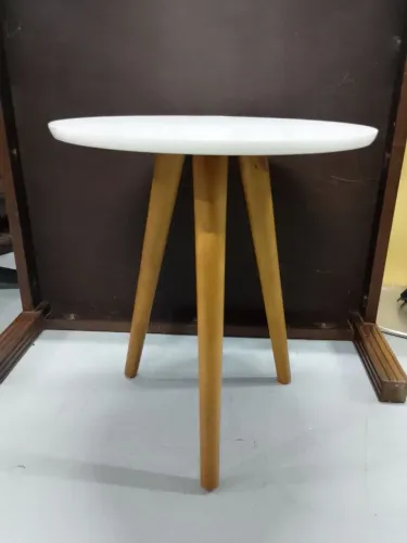 Mesa De Apoio Com Pé De Madeira <br><br>Medidas: <br><br>Diâmetro: 45 cm <br>Altura: 50 cm <br><br>R$ 180,00