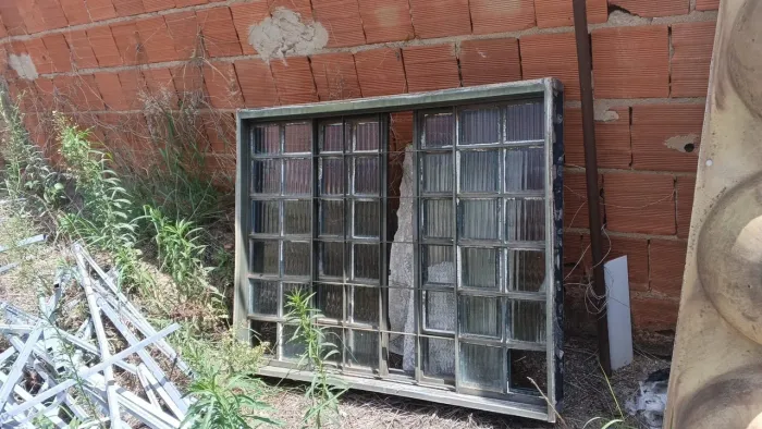 Vende-se portão, janelas, pia de cozinha e tanque ?.