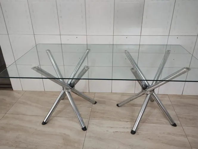 Mesa com tampo elde vidro