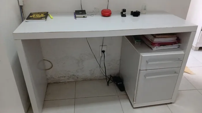 Vendo bancada para escritório em bom estado.