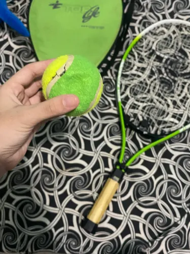 Raquete de tênis com bola profissional