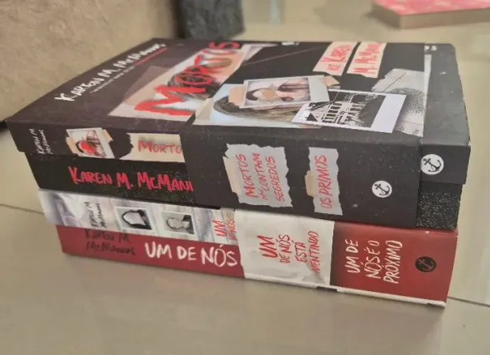 Kits de Livros "Um de nós" e "Mortos" de Karen M. McManus