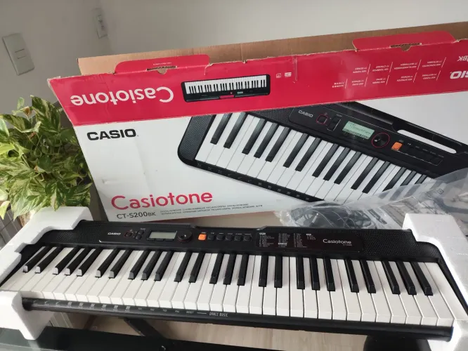 Teclado Portátil Casio Casiotone CT-S200 (61 Teclas) - Muito Novo!