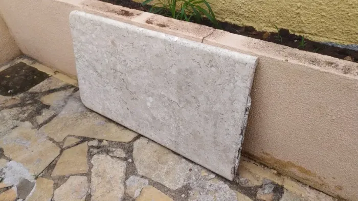 Bancada de mármore com pé