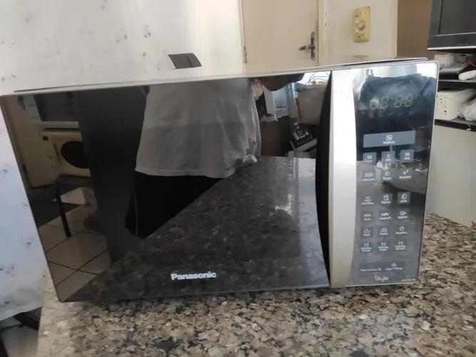 Microondas Panasonic espelhado 31 litros, com garantia de 3 meses.