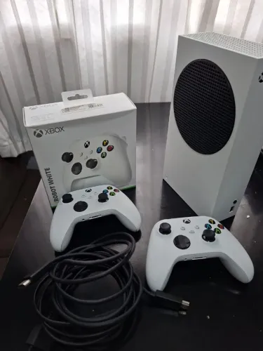 Xbox Series S 512GB -  2 Controles 