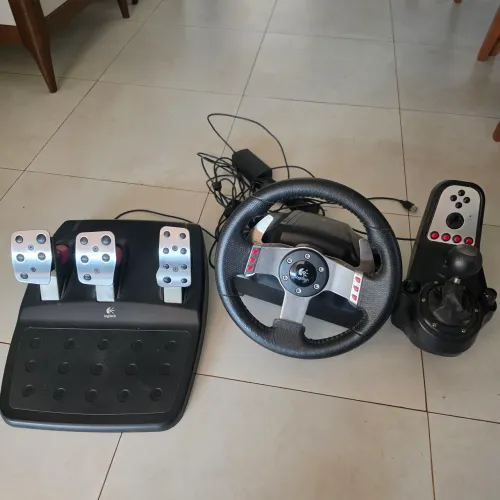 Volante Logitech G27 com pedais e câmbio 