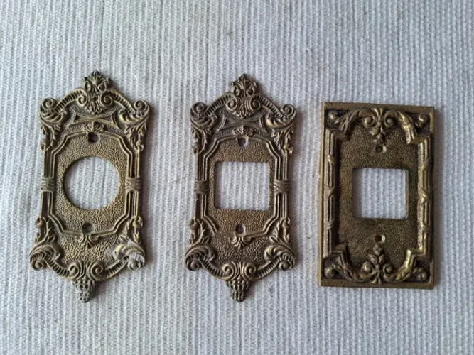 Antigos espelhos em bronze para tomada