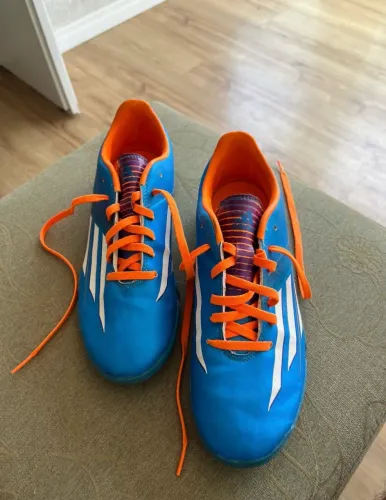 Chuteira adidas tam36