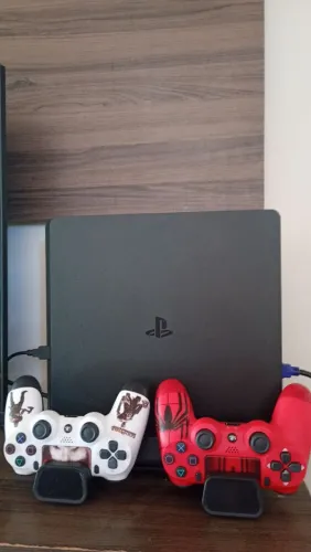 PS4 Slim com 3 controles com 3 meses de uso acompanhado da base de carregar