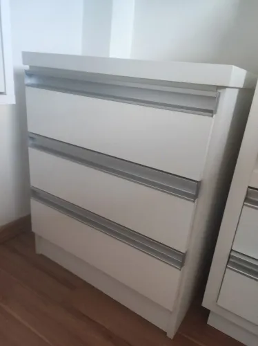 1 Mesa de cabeceira branca em MDF com 3 gavetas