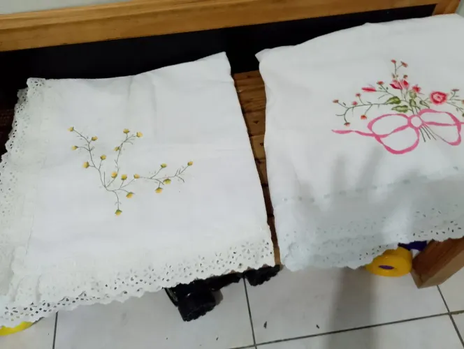 Mantas de fustão forradas, bordadas a mão para bebê.