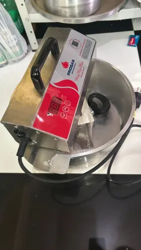 Vendo uma panela mexedora 