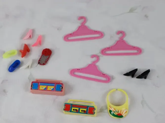 Lote de itens antigos da Barbie Anos 90 - Sapatinhos, Cabides, Caixa de Som e Viseira
