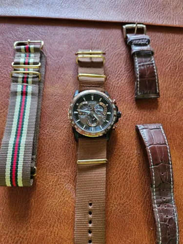 Relógio Citizen Eco drive AT4006-06X safira calendário perpétuo impecável 3 pulseiras e cx