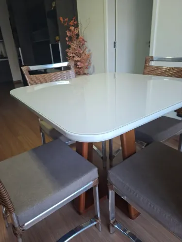 Mesa com 4 cadeiras - Novissímos