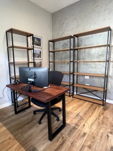 Escritório Completo Estilo Industrial Mesa Bunker Design - Cadeira Tok Stok - 3 Estantes