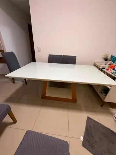 MESA USADA COM 5 CADEIRAS