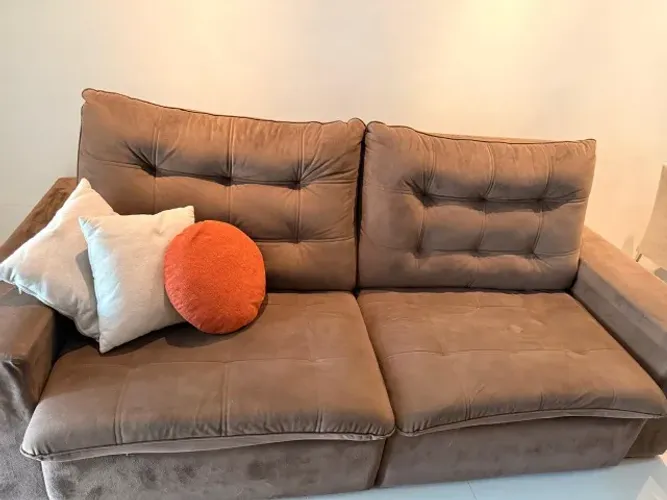Sofá reclinável, tecido suede bem confortável e macio.