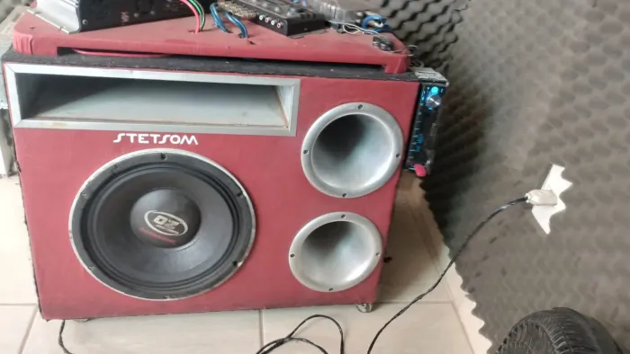 Caixa de som automotivo