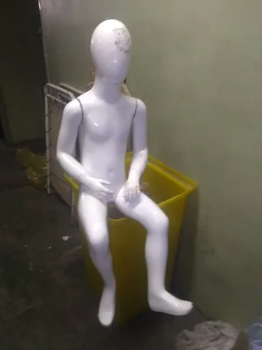 Manequim infantil sentado