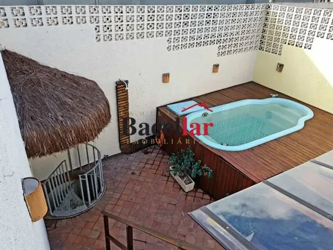 Casa em Condomínio : Duplex / Residencial / Olaria