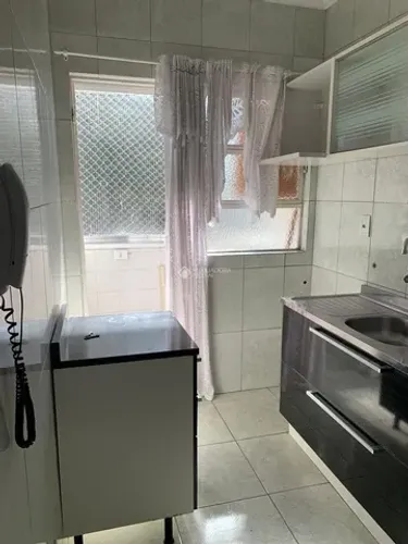 Apartamento de um dormitório semi-mobiliado no Menino Deus