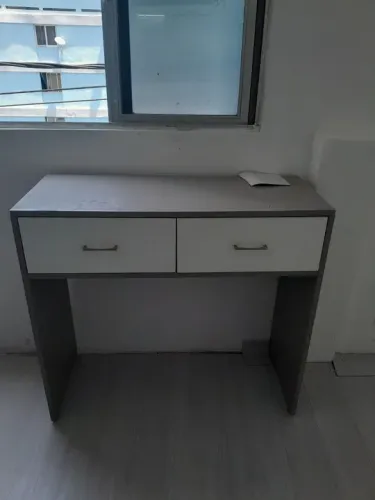 Mesa de Apoio com 2 Gavetas