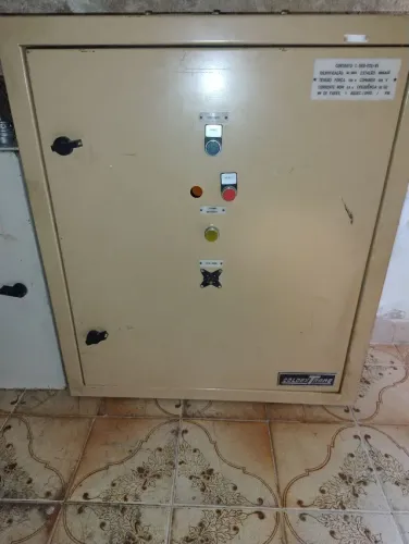 Vendo quadro elétrico vazio.