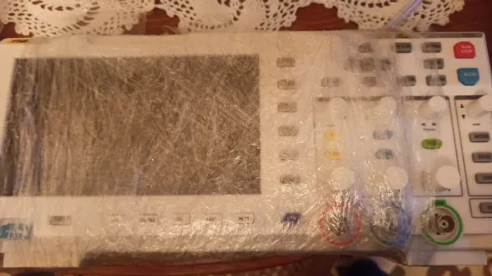 Osciloscópio e gerador de Sinal Lacrado..