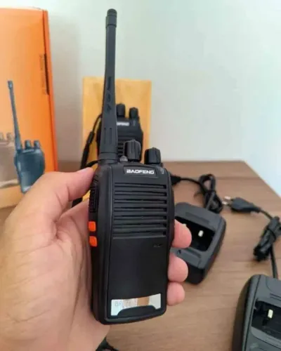 Kit de 2 Rádios Comunicadores Com 2 Fones de ouvido e 2 Carregadores