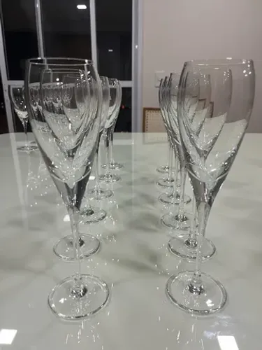 Conjunto de cristal de taças de vinho tinto, champanhe e água