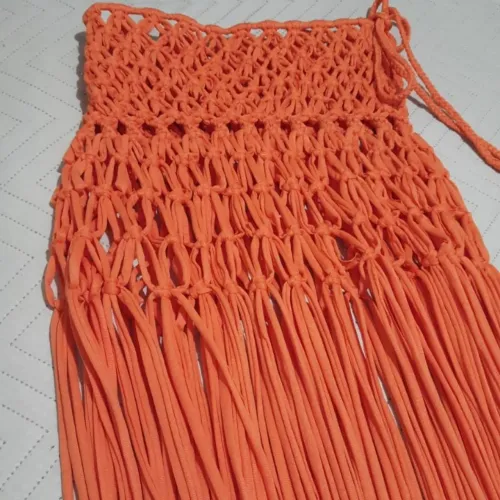 Saída de praia longa em macrame coral