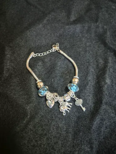 Pulseira, corrente, brinco e coroa