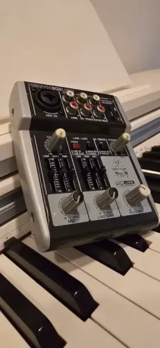 Mesa de Som Digital (Lives) Behringer Xenyx 302 USB