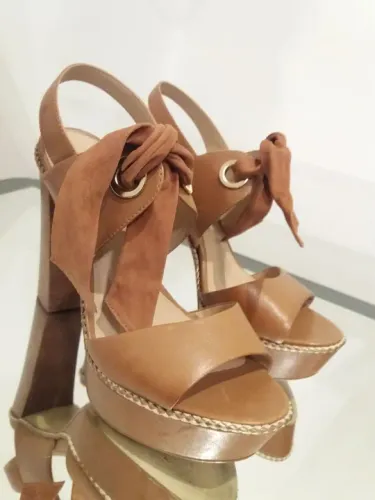 SANDÁLIA AREZZO MEIA PATA. MARROM CARAMELO. LINDA!