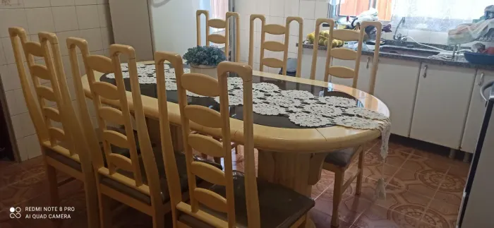 Mesa de jantar com 6 caseiras 