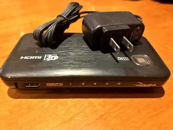 Rocketfish RF-G1185 HDMI 3D Switch seletor de 4 portas e cabo de alimentação com controle