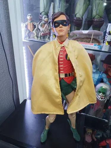 Neca 1/4 Action Figure Robin Clássico - Colecionável
