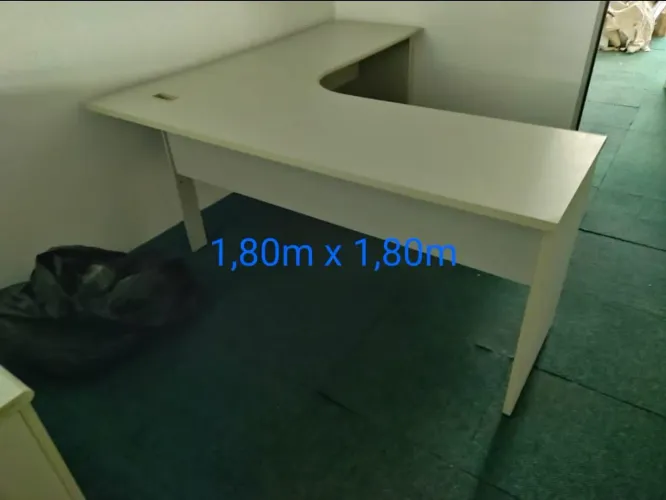 Mesa L, em MDF, cinza, ótimo estado. E outros.