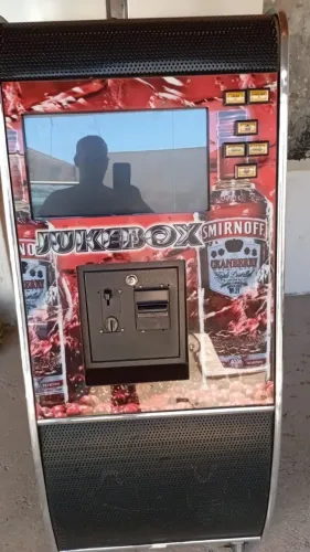 MAQUINA DE MUSICA JUNKERBOX SEM FICHEIRO