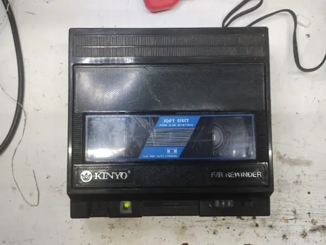 antigo rebobinador de fita vhs KINYO