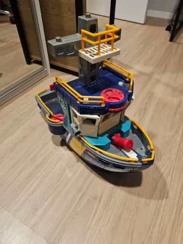 Navio de Brinquedo com Torre