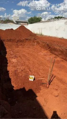 Caminhão de terra vermelha 