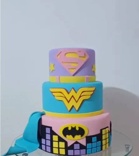 Bolo fake cenográfico: super-heroína, borboleta, fundo do mar.<br>R$ 60,00